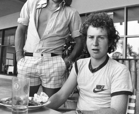 Bjorn Borg vs John McEnroe: guerra a colpi di outfit tennistici epocali.