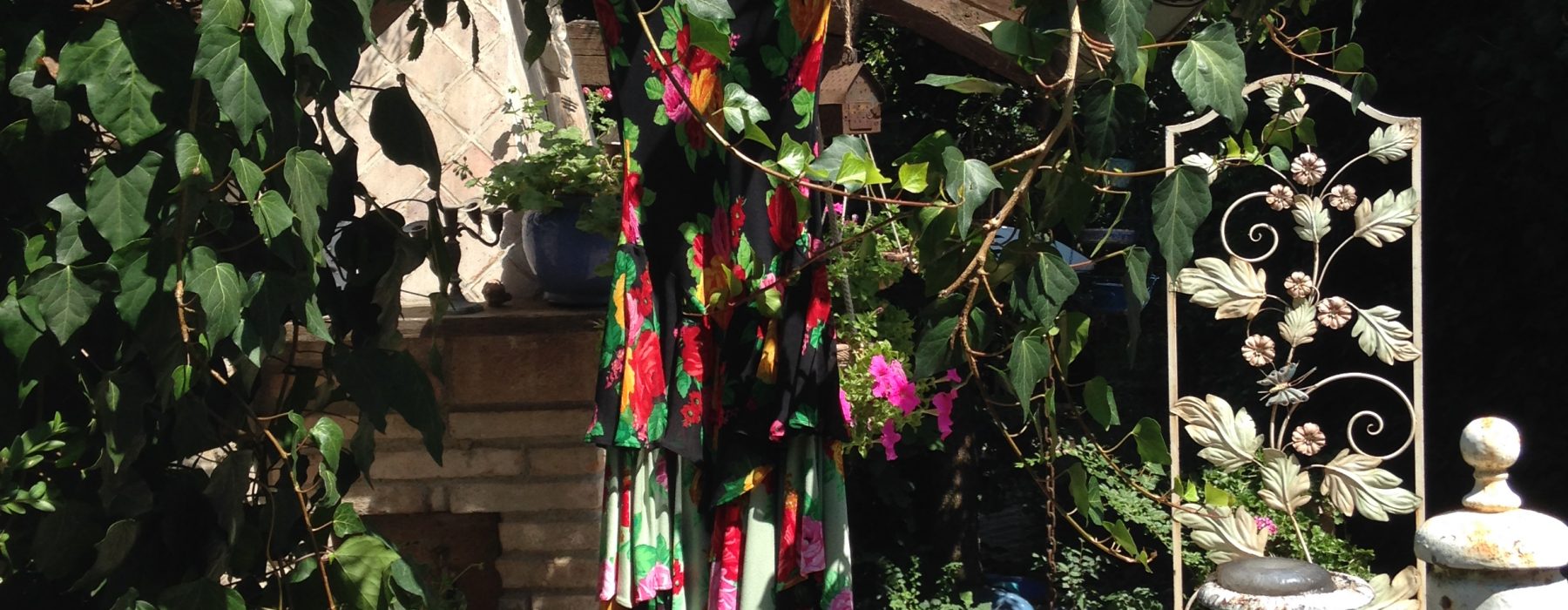 La Bellasignora apre il suo armadio: l’estate fiorita di Franco Moschino